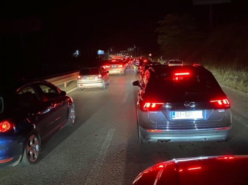 3 orë trafik i tmerrshëm, Policia nuk arrin të bëjë asgjë