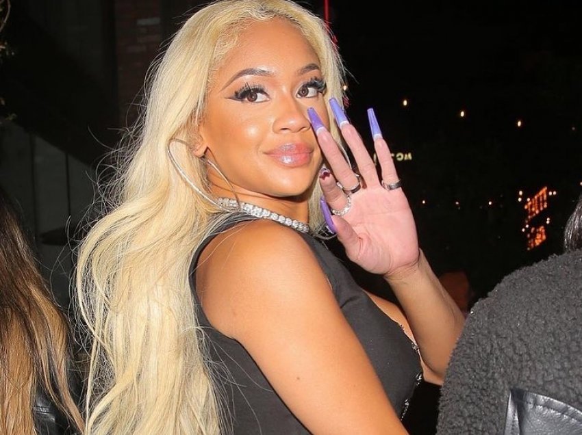 Saweetie shfaq dekoltenë e saj ndërsa shijon një natë në West Hollywood