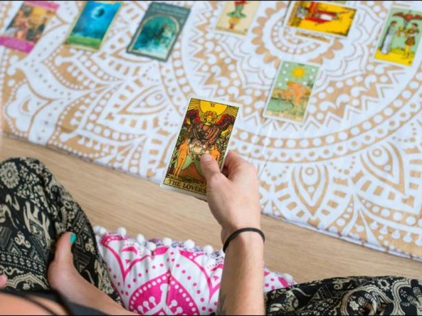 Shëndeti mendor dhe letrat tarot si terapi: A funksionojnë?