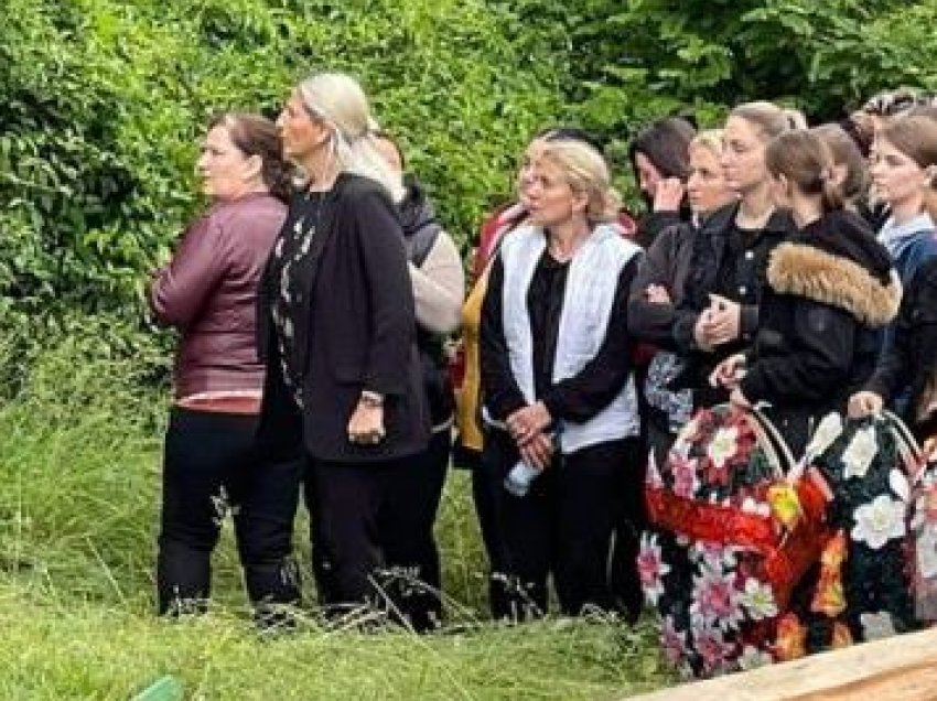 Agim Aliu e Naim Ismajli marrin pjesë në varrimin e familjes Ramadani