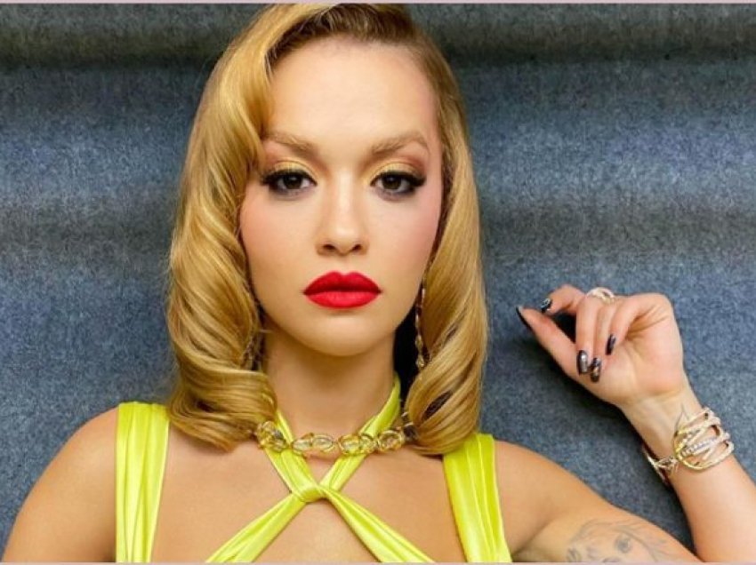 Rita Ora shfaqet tërheqëse me fustan të verdhë