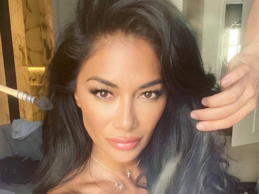 Nicole Scherzinger poston imazhet e reja ku shihet e mbështjellë vetëm me peshqir