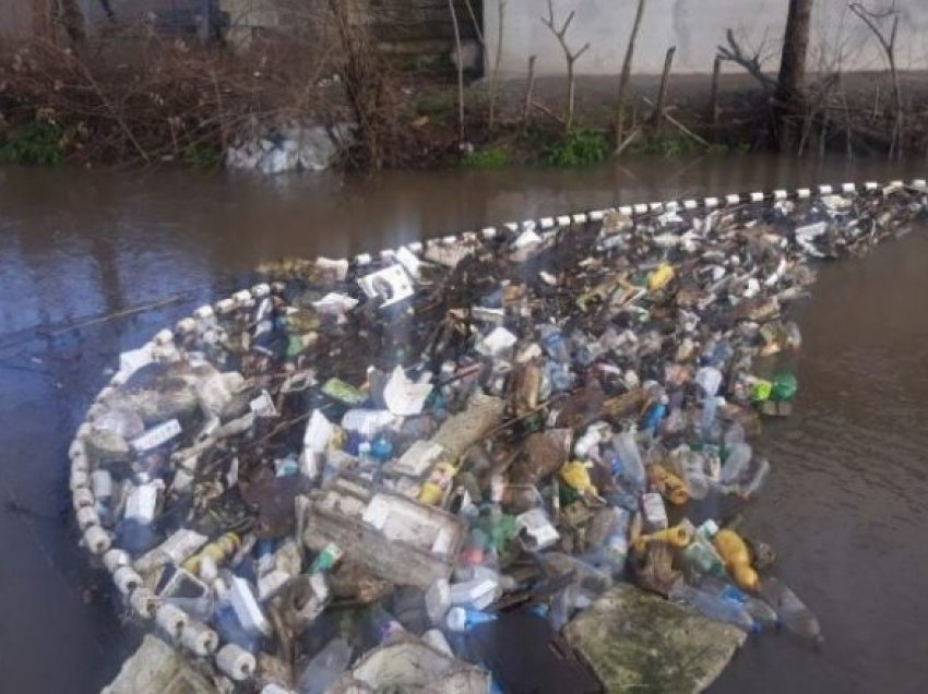 Goma makinash, mbeturina ndërtimore dhe rroba janë gjetur në Liqenin e Ohrit