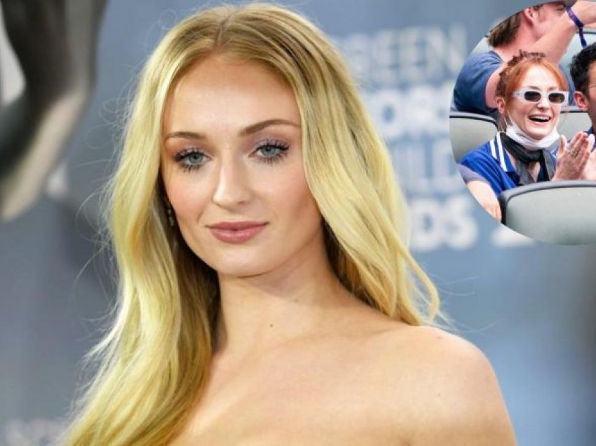 Rikthehet te flokët me ngjyrë të kuqe Sophie Turner 