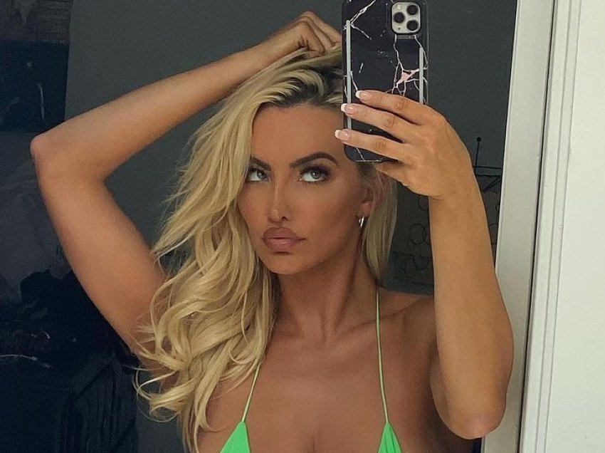 Lindsey Pelas tregon më shumë se ç'duhet në bikini