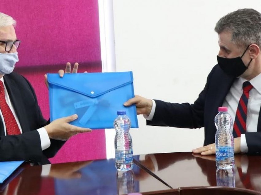 Ambasada e Mbretërisë së Bashkuar jep donacion 5 vetura për ATK-në