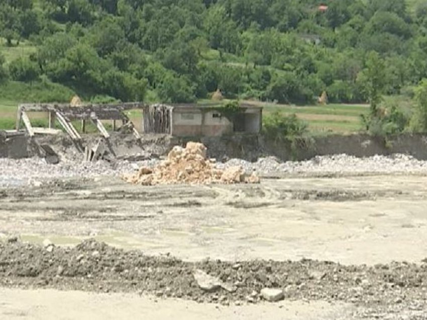 Lumi po gërryen tokat/ Banorët e Zall Dajtit dalin në protestë: Vetëm fjalë dëgjojmë