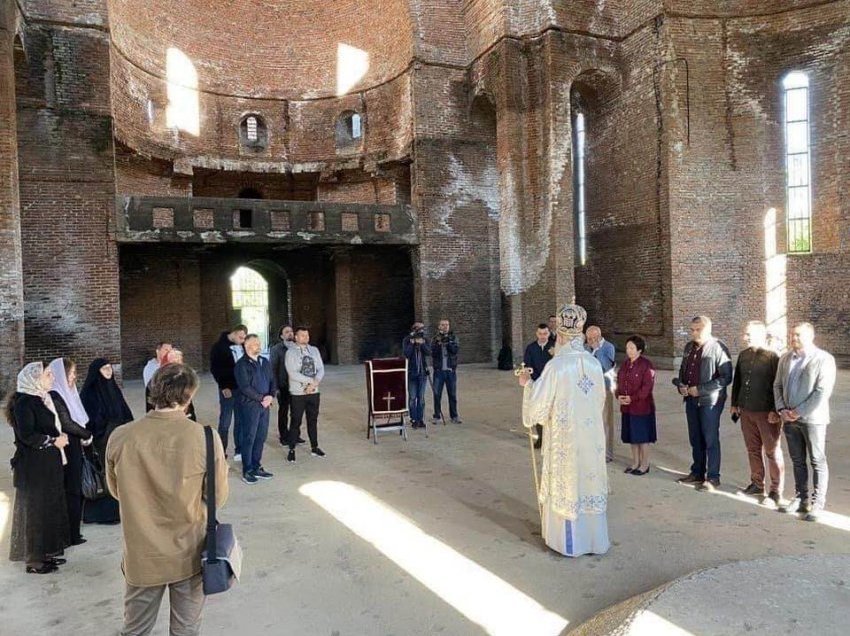 Reagon Qeveria e Kosovës pas mbajtjes së liturgjisë tek Kisha në oborrin e UP-së