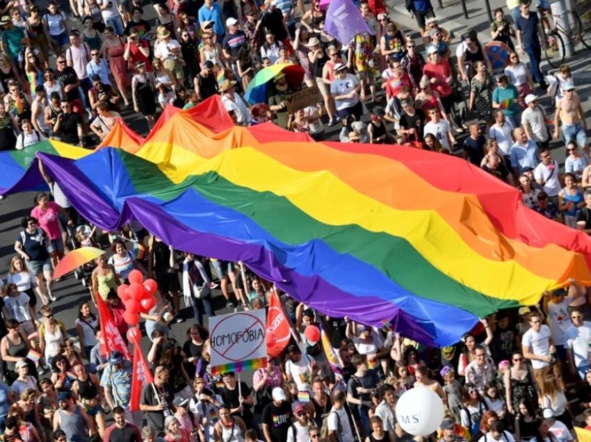 Hungaria synon të ndalojë përmbajtjen LGBT për të miturit