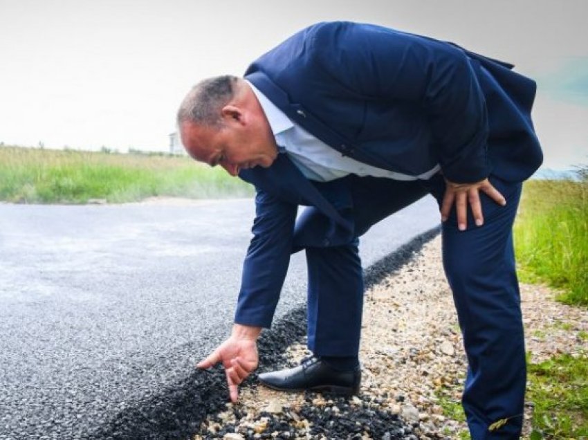 Bulliqi e mat trashësinë e asfaltit me pëllëmbë