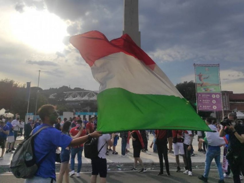 Dalin pamjet / Tifozë të shumtë pranë stadumit “Olimpico” të Romës 