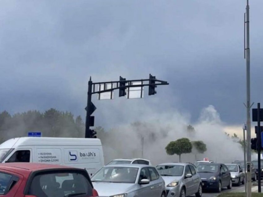 Një veturë përfshihet nga tymi, bllokohet trafiku në Prishtinë