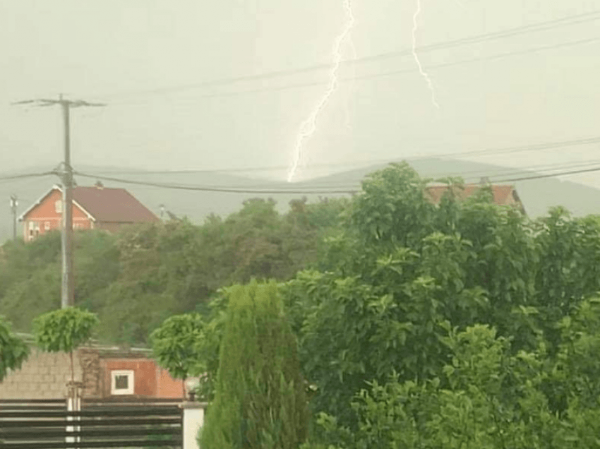 Pamje/ Momenti kur rrufeja godet në Terstenik të Drenasit