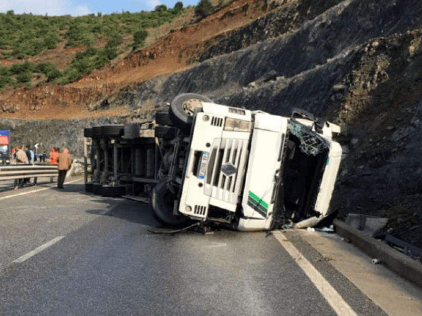 Përmbyset kamioni me karburant, shoferi shpëton për mrekulli