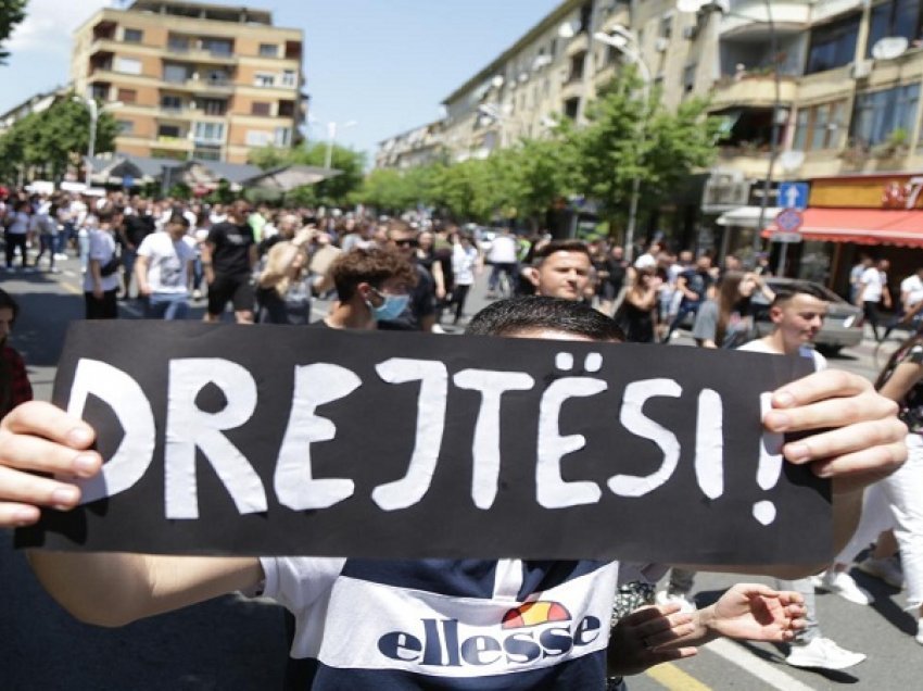 Maturantët: Testi ishte bombë/ Protesta në të gjitha qytetet kërkohet që të ribëhet testimi