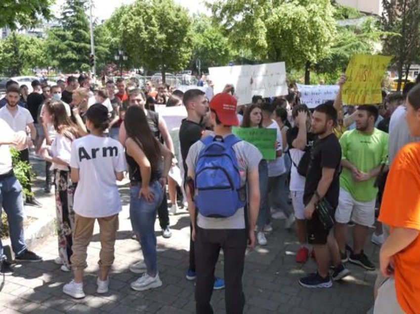 Protesta, Ministria: Nëse teza është vështirë, do ta rishikojmë shpërndarjen e pikëve në test