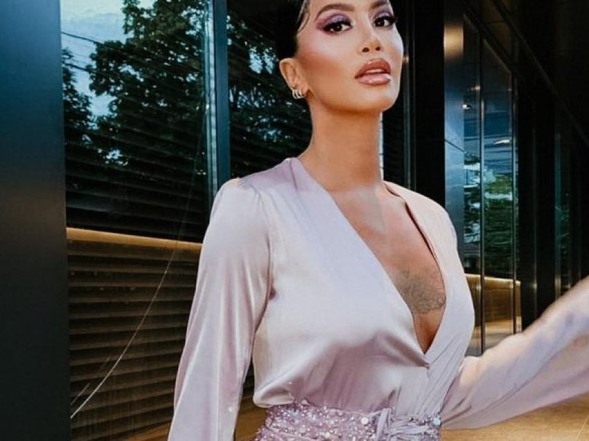 Dafina Zeqiri thotë se është e lumtur që ka realizuar një këngë me nënën e saj