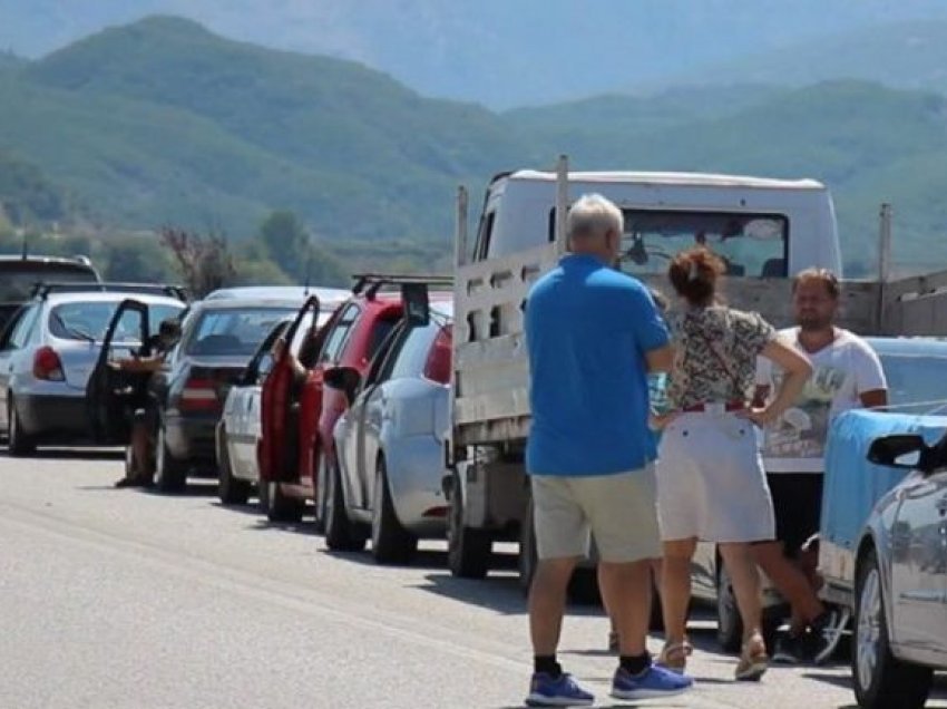 Lajm i mirë nga Greqia/ Më shumë shqiptarë lejohen të kalojnë në kufi