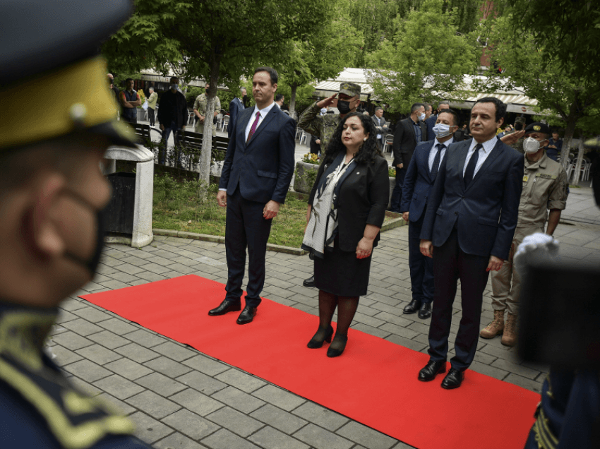 Osmani, Kurti e Konjufca nderojnë ushtarët e rënë të NATO-s për ndaljen e gjenocidit mbi popullin shqiptar