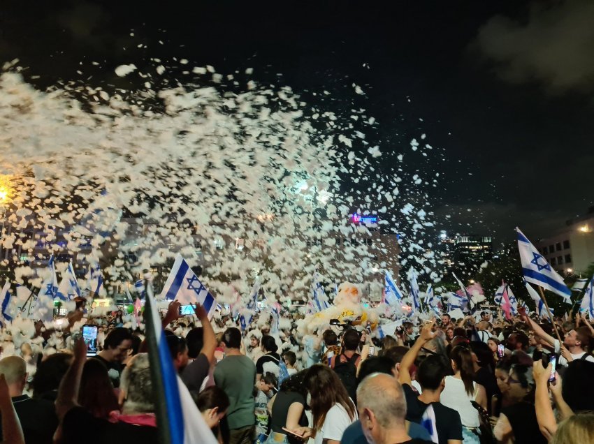 Festë në Tel Aviv pas rrëzimit të Netanyahut nga pushteti