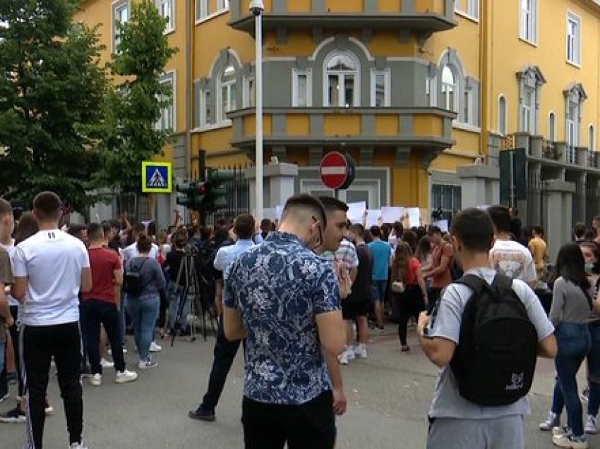 Protesta e Maturantëve/ Tërhiqet ministria e Arsimit: Ja vendimi që ka marrë 