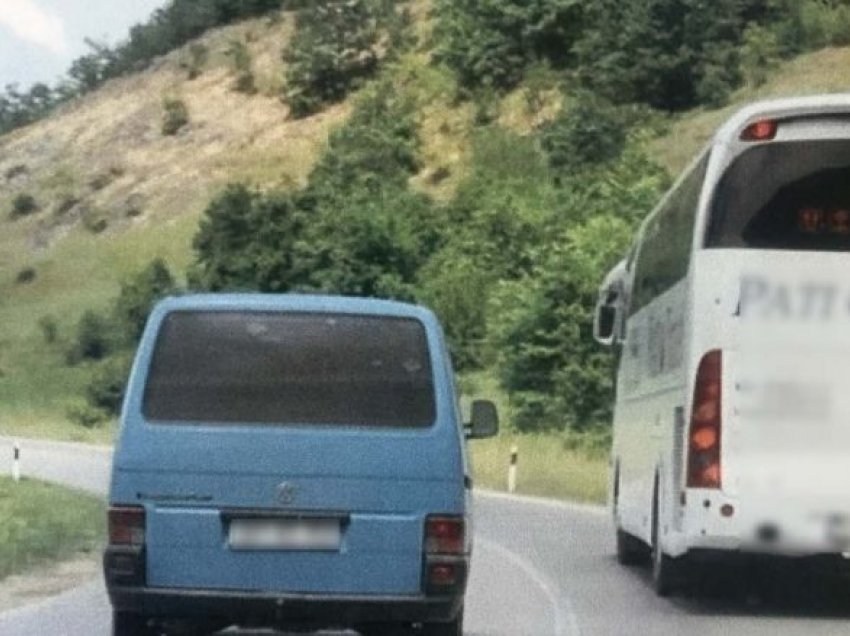 Policia gjobit disa shoferë sepse tejkaluan në vijë të plotë