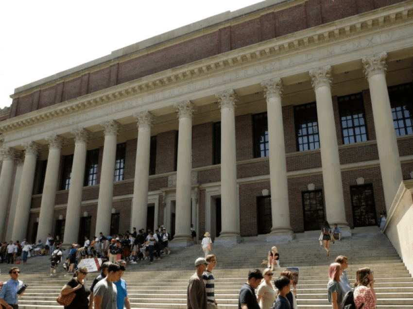 Gjykata e Lartë kërkon mendimin e administratës Biden për rastin e pranimit të studentëve në Harvard