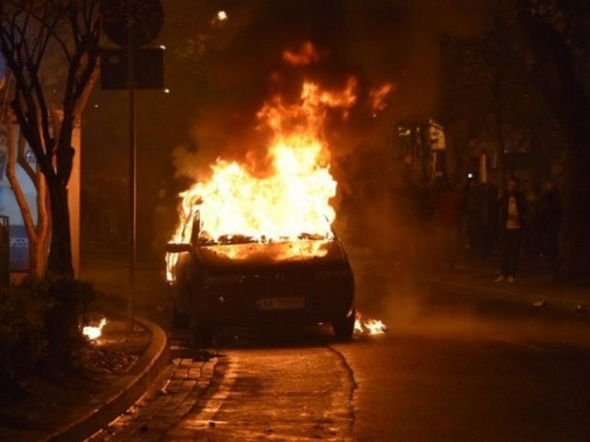 Përfshihet nga flakët një automjet në Durrës, shoqërohen në polici disa persona