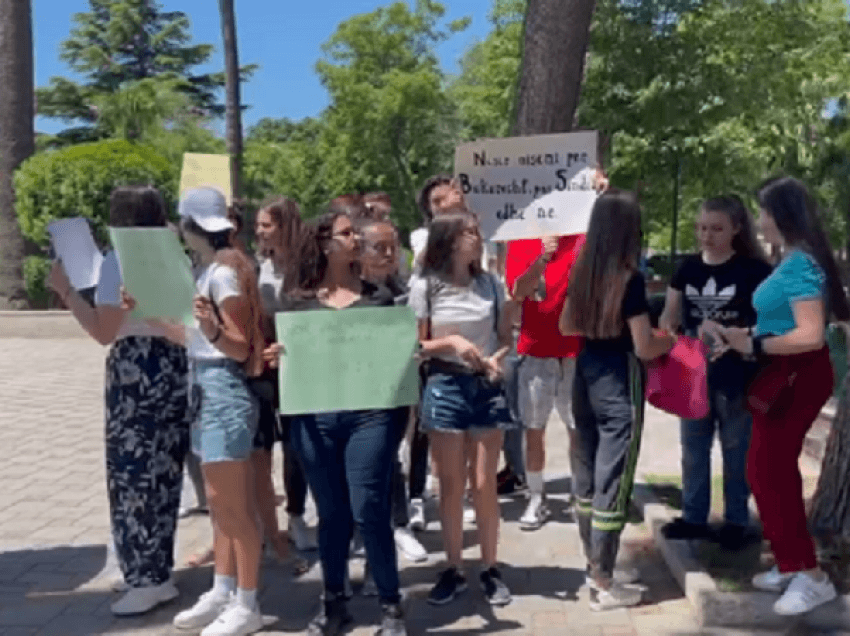 Maturantët fituan betejën për testin dhe hapin një tjetër! Ja kërkesat që kanë për Ministrinë e Arsimit