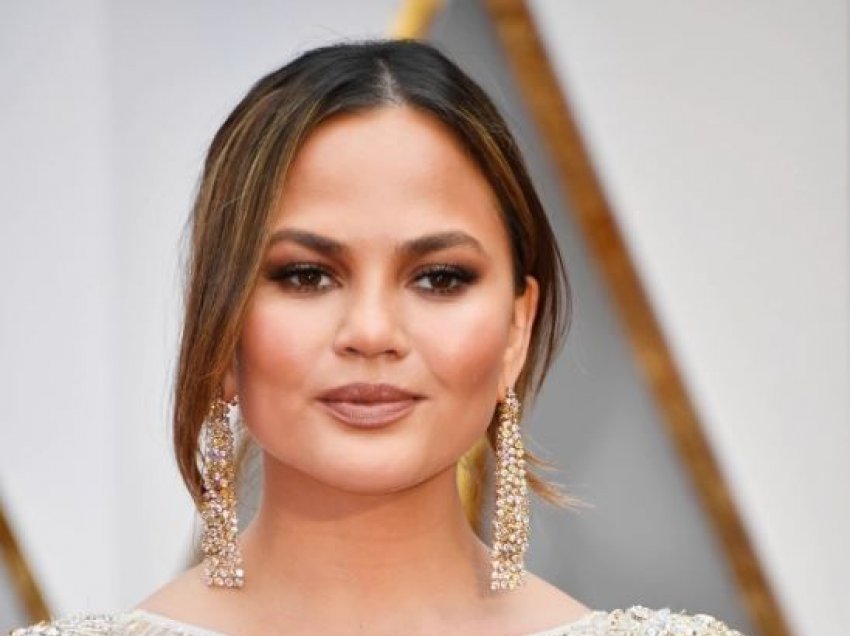 Mes lotësh, Chrissy Teigen i kërkon falje publikisht të gjithë personave që ka bullizuar online ndër vite: Bëra shumë terapi…