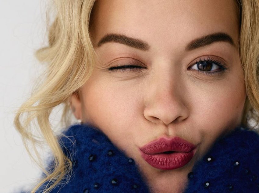 Rita Ora shfaq këmbët seksi teksa përgatitej për xhirime