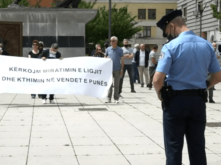 Protestojnë punëtorët e Lotarisë: Jemi në hall pa paga