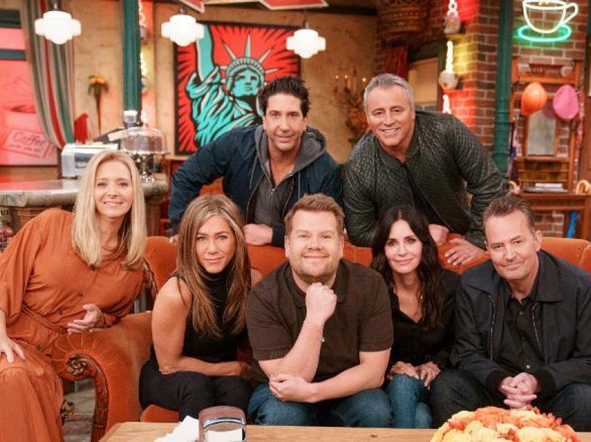  James Corden dhe Kasti i “Friends” këndojnë kolonën zanore të serialit