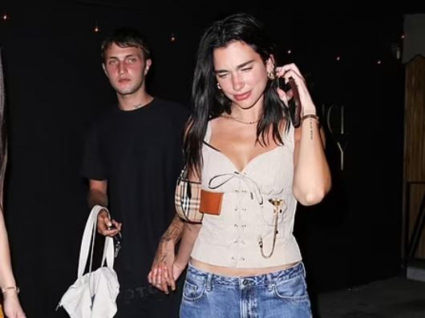 Anwar Hadid dhe Dua Lipa fotografohen teksa dalin nga festa e ditëlindjes së Nick Holiday