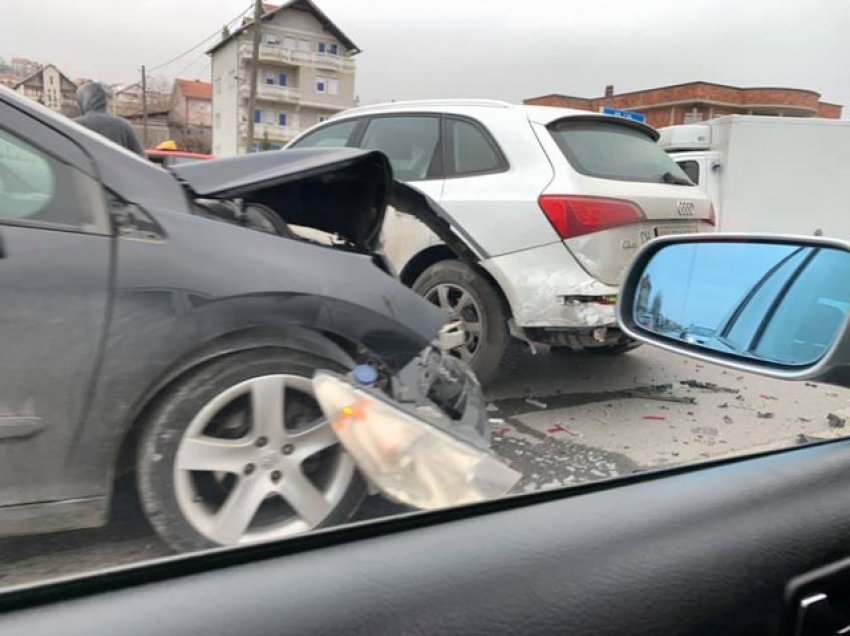 Aksident i trefishtë në autostradën Vorë-Tiranë, plagosen 2 persona