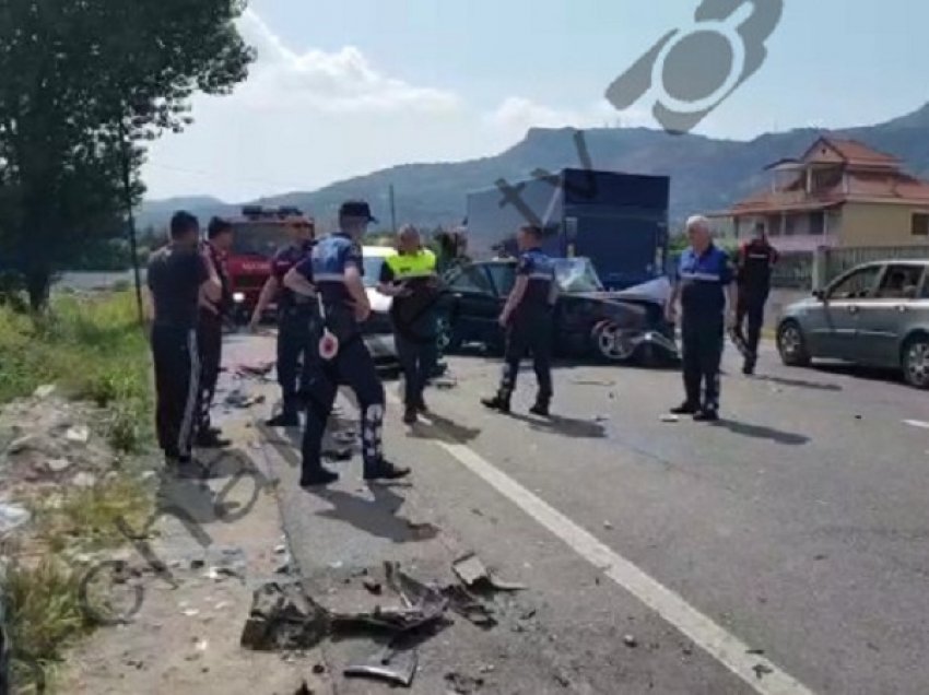 Aksidenti në Elbasan/ 3 makina përplasen me njëra-tjetrën dhe bëhen copë, njëra përfundon në kanal, 2 persona në gjendje të rëndë