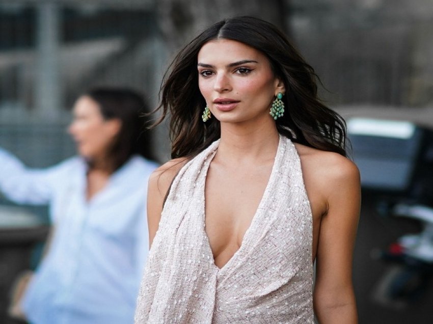 Emily Ratajkowski guxon me fotosesionin e radhës, mbulon vetëm pjesët intime me duar 