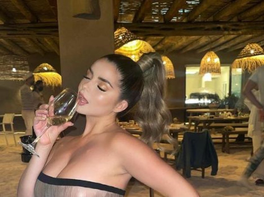 Demi Rose nuk lë vend për imagjinatë