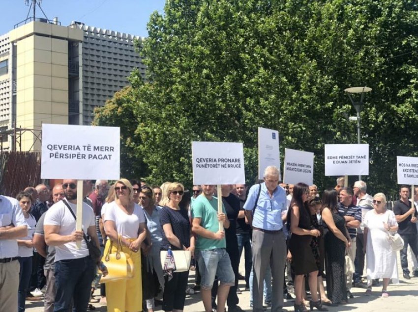 Punëtorët e Lotarisë së Kosovës ftesë për protestë, thirrje publike Qeverisë të përmbush premtimin ndaj tyre