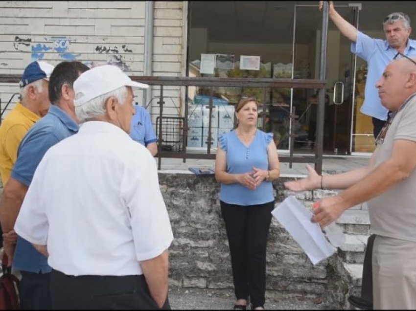 Mungon transporti urban, banorët e Dropullit të Sipërm protestë