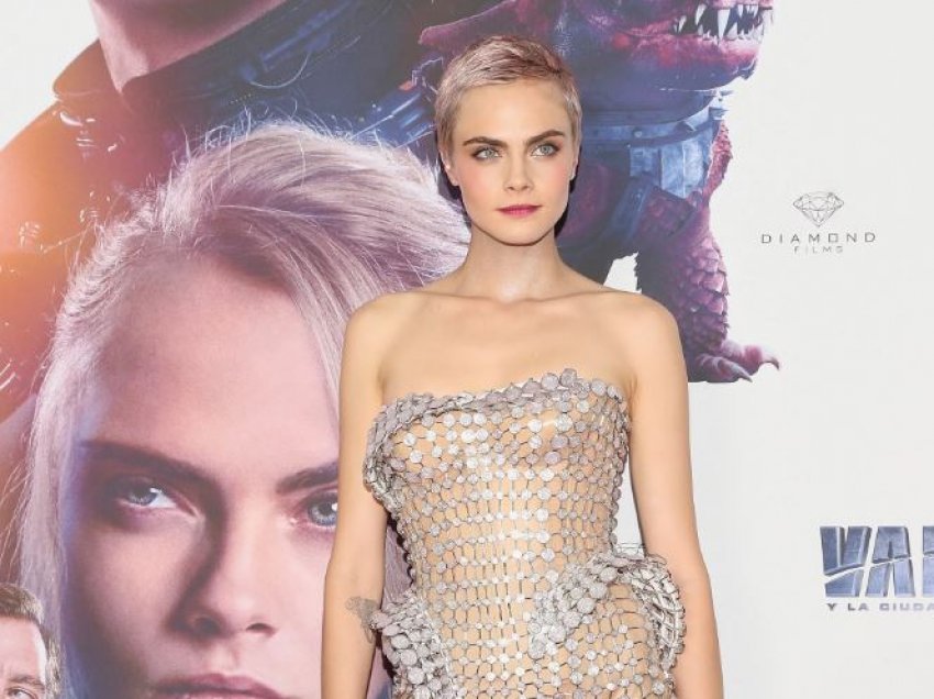 Cara Delevingne flet për operacionet plastike