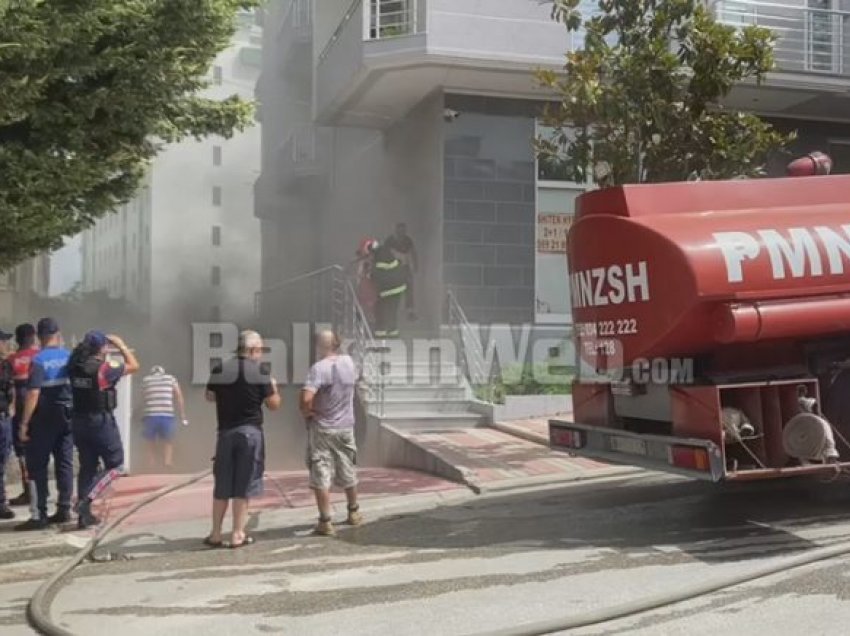 Përfshihet nga flakët një makinë në garazhin e një pallati në Fier