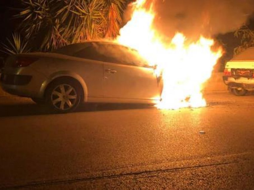 Ishte e parkuar, digjet në orët e para të mëngjesit makina në Vlorë, policia jep detaje