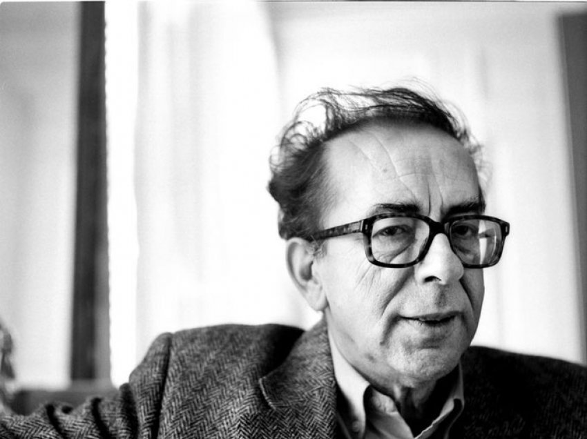 Le Monde (1992) / Kthimi i shkrimtarit Ismail Kadare në Shqipëri pas azilit politik në Francë. Ja fjalët e para që shprehu sapo zbriti nga avioni