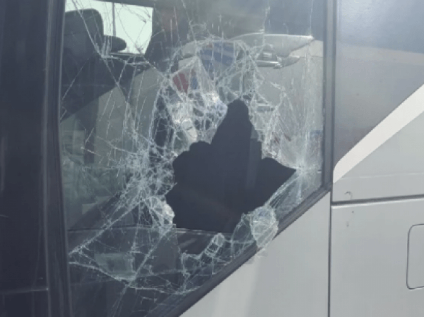 Dëmtohet në Shkup një autobus me targa të Serbisë