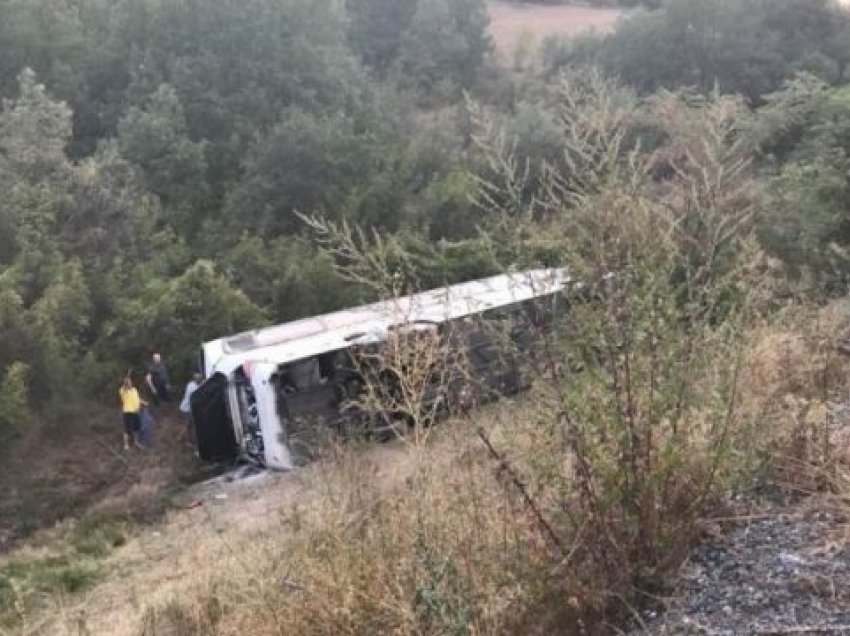 Autobusi del nga rruga në një autostradë në Shqipëri