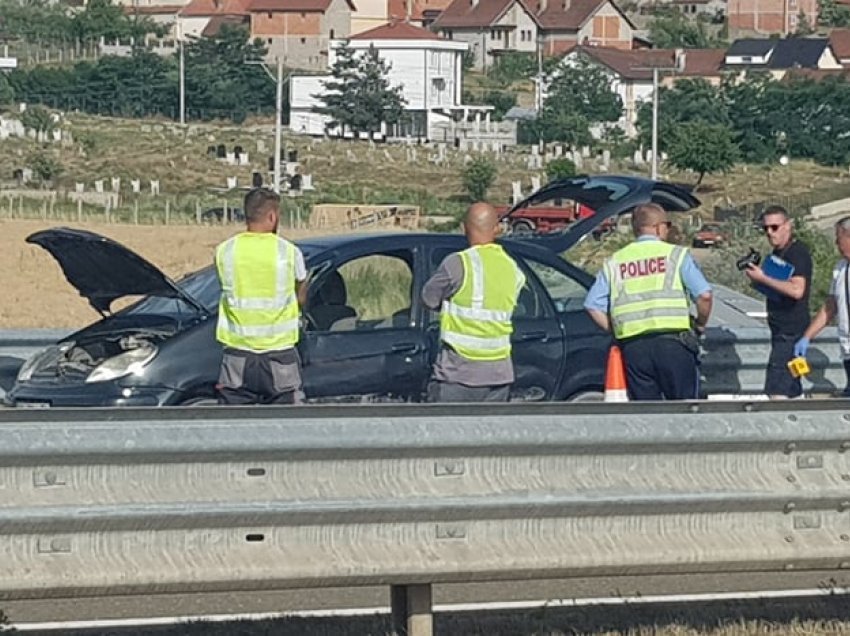 Shoferi që vdiq në aksidentin e autostradës ishte ndalë në shiritin emergjent kur e goditi kombi