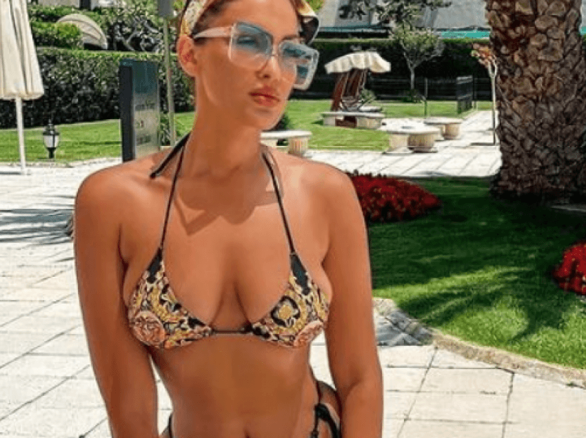 Arbnora Ademaj pozon në bikini