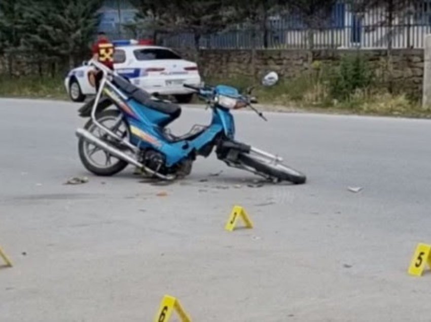 ​Vetura përplas motoçikletën, plagosen babë e bir