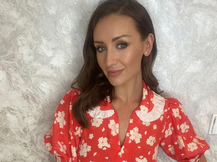 Catherine Tyldesley, magjepëse në bikine të kuqe